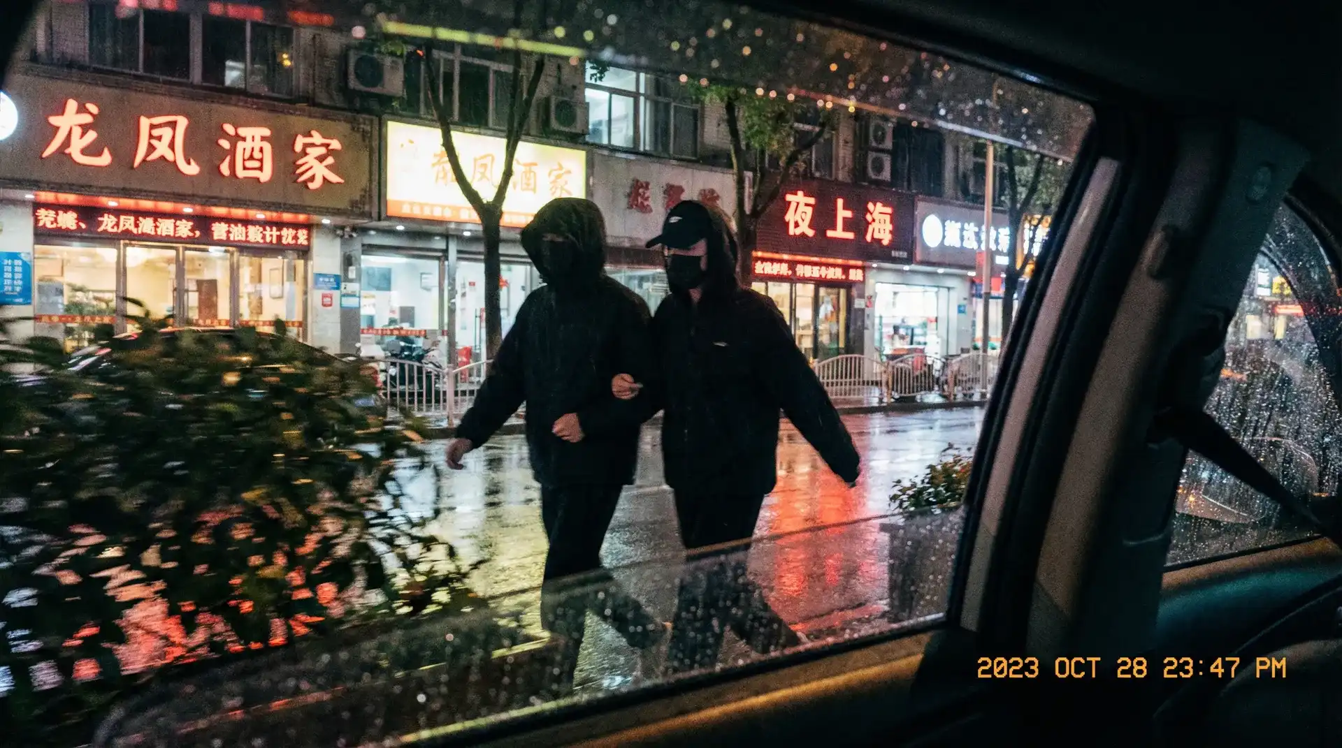 国奥体育平台 - 顶流明星深夜密会现场抓拍照片